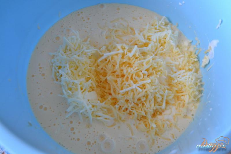 Фото приготовление рецепта: Пирог с сыром, куриным филе и кунжутом шаг №3