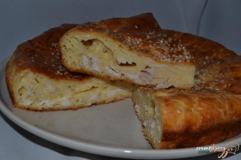 Фото приготовление рецепта: Пирог с сыром, куриным филе и кунжутом шаг №6