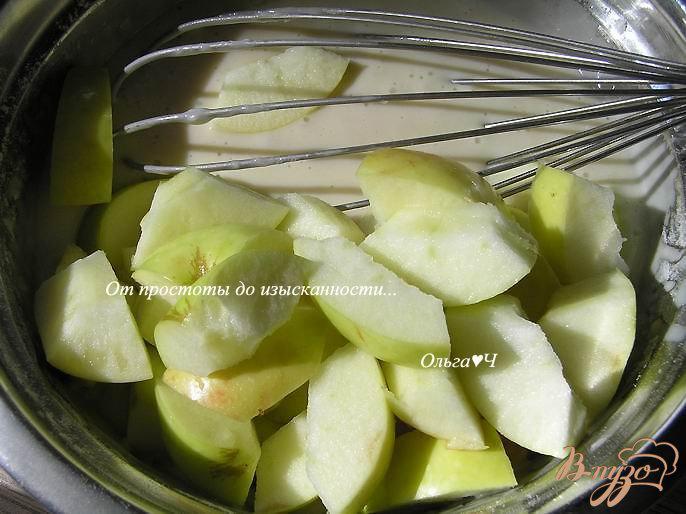 Фото приготовление рецепта: Кекс с яблоками на сгущенке шаг №3