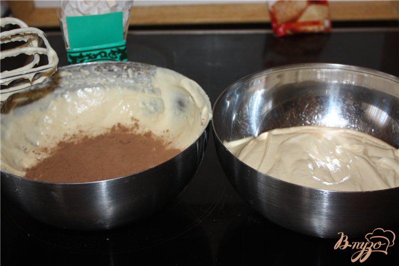 Фото приготовление рецепта: Двухцветный пирог шаг №5