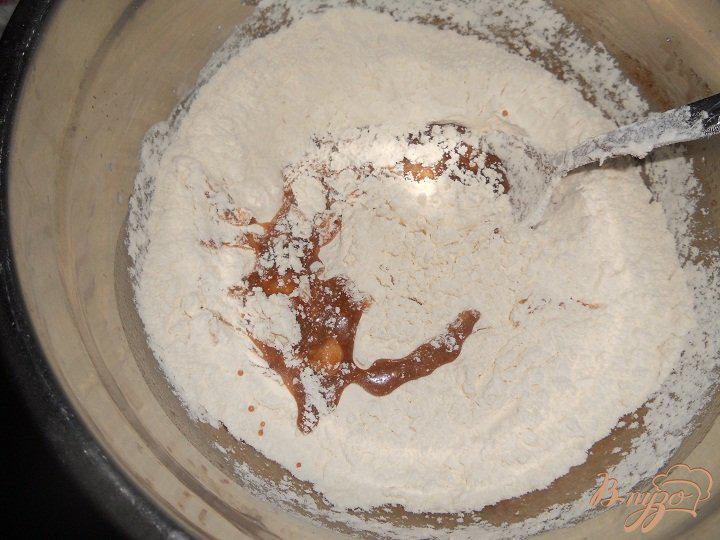Фото приготовление рецепта: Шоколадный пирог с малиной в мультиварке шаг №4
