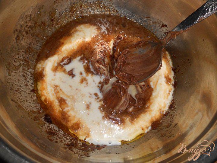 Фото приготовление рецепта: Шоколадный пирог с малиной в мультиварке шаг №2