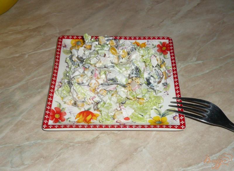 Фото приготовление рецепта: Салат с морской капустой и крабовым мясом шаг №6