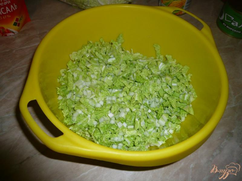 Фото приготовление рецепта: Салат с морской капустой и крабовым мясом шаг №2