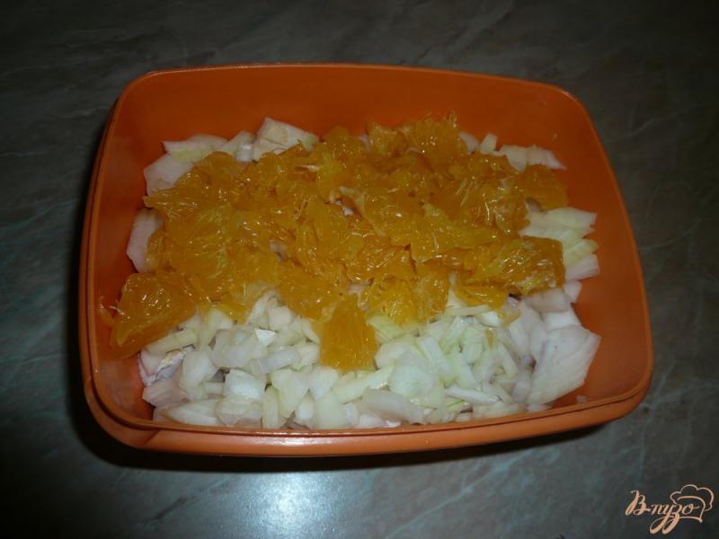 Фото приготовление рецепта: Курица в луково-апельсиновом соусе шаг №5