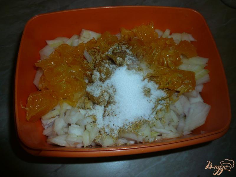 Фото приготовление рецепта: Курица в луково-апельсиновом соусе шаг №6