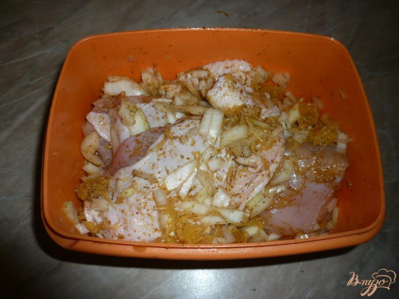 Фото приготовление рецепта: Курица в луково-апельсиновом соусе шаг №7