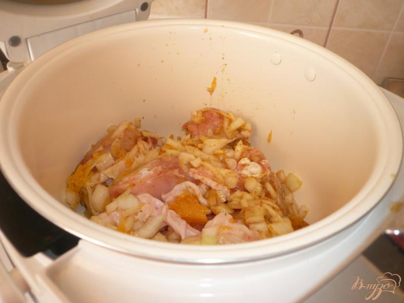 Фото приготовление рецепта: Курица в луково-апельсиновом соусе шаг №8