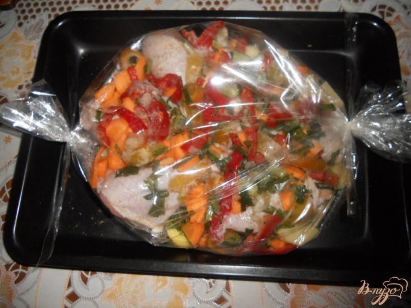 Фото приготовление рецепта: Курица с овощами в рукаве для запекания шаг №11
