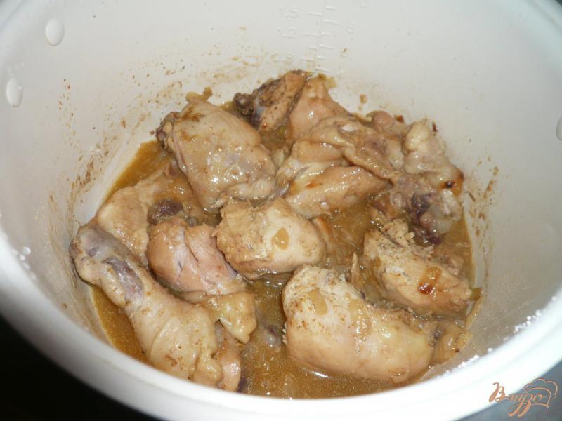 Фото приготовление рецепта: Курица в медово-луковом соусе шаг №6