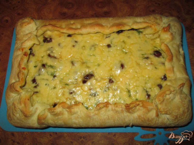 Фото приготовление рецепта: Пирог с опятами и сыром шаг №9