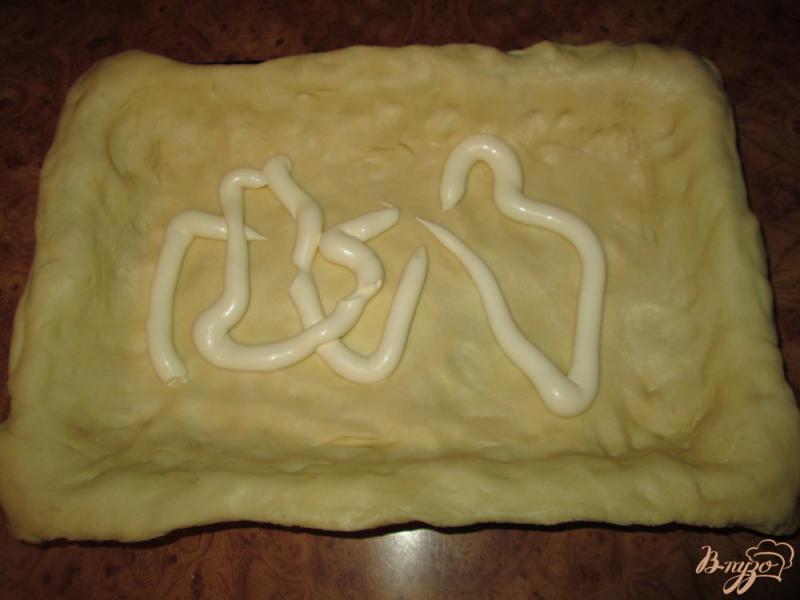 Фото приготовление рецепта: Пирог с опятами и сыром шаг №2