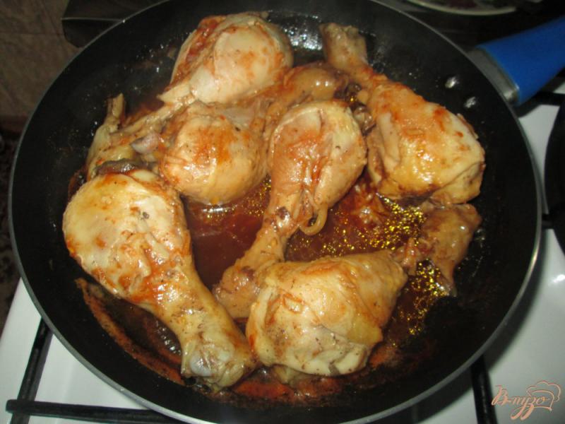 Фото приготовление рецепта: Куриная голень в медово-соевом соусе шаг №8