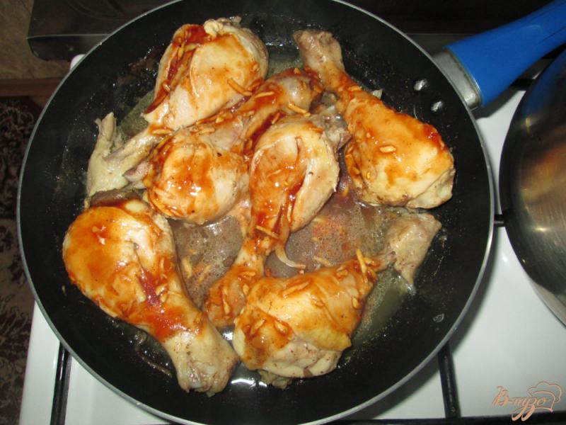 Фото приготовление рецепта: Куриная голень в медово-соевом соусе шаг №7