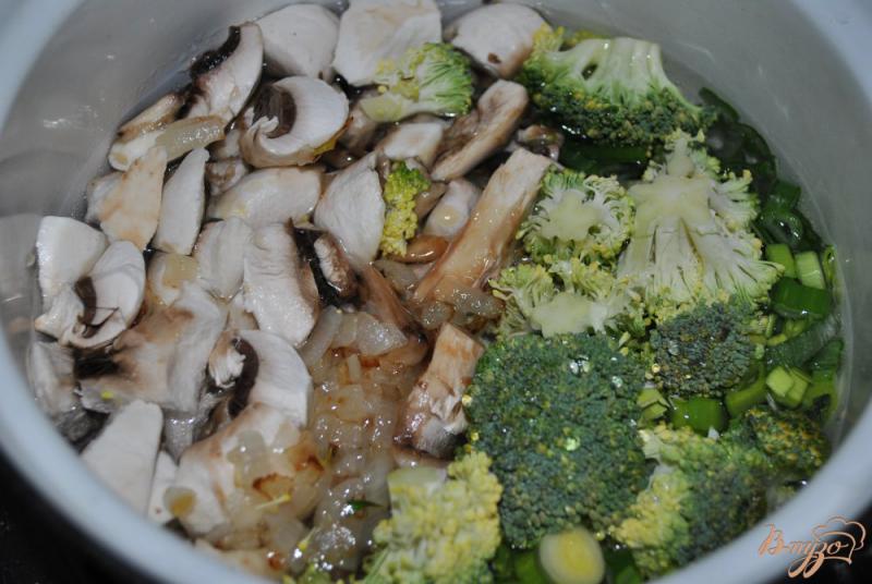 Фото приготовление рецепта: Грибной суп с брокколи шаг №8