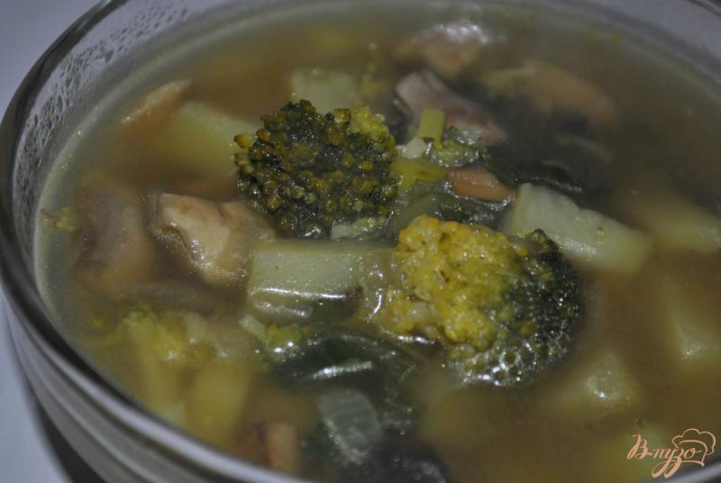 Фото приготовление рецепта: Грибной суп с брокколи шаг №9