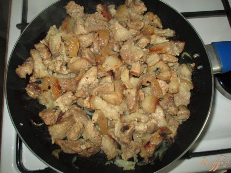 Фото приготовление рецепта: Жареное мясо со шкварками шаг №4