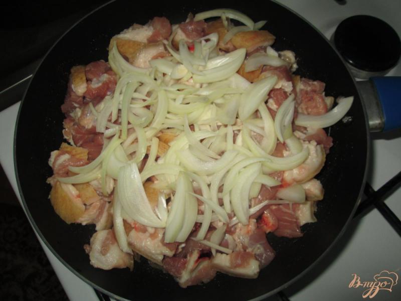 Фото приготовление рецепта: Жареное мясо со шкварками шаг №2