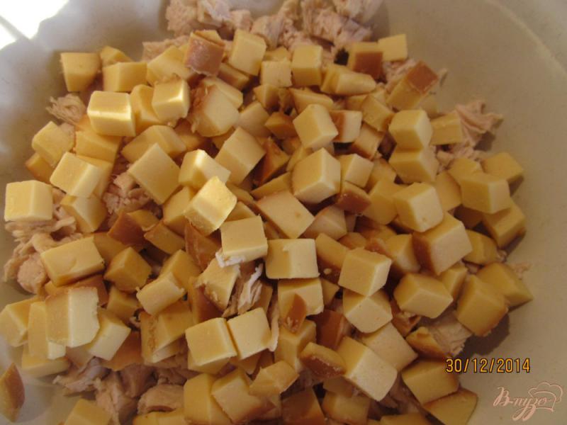 Фото приготовление рецепта: Салат с пекинской капустой и копченым колбасным сыром шаг №2