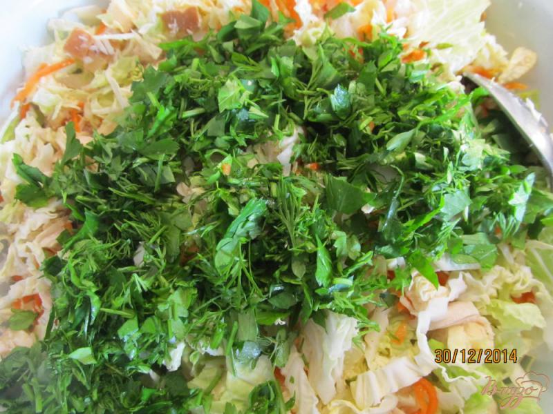 Фото приготовление рецепта: Салат с пекинской капустой и копченым колбасным сыром шаг №5