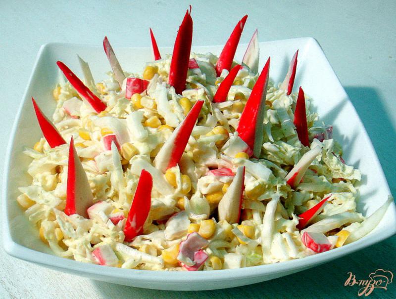 Фото приготовление рецепта: Салат из пекинской капусты и с крабовыми палочками и яблоком шаг №4