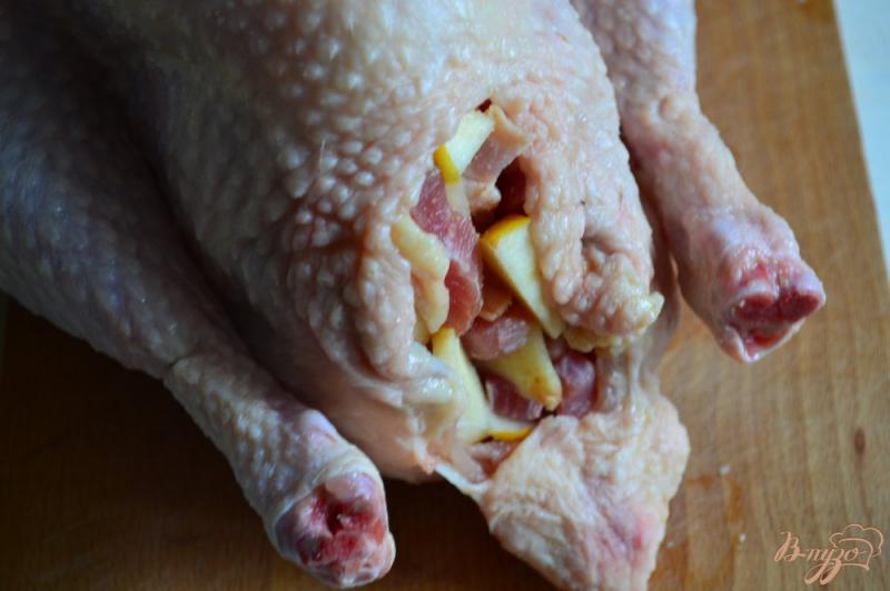 Фото приготовление рецепта: Курица фаршированная айвой и копченой ветчиной шаг №2