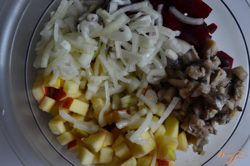 Фото приготовление рецепта: Салат со свеклой, яблоком и сельдью шаг №1