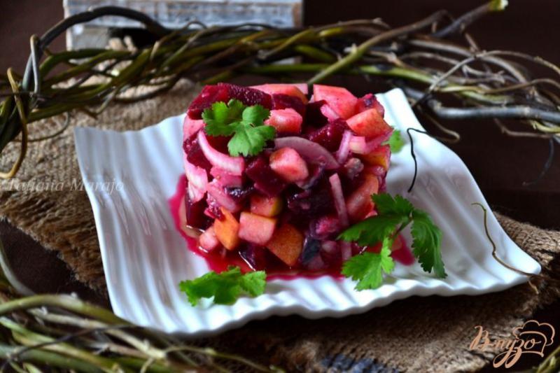 Фото приготовление рецепта: Салат со свеклой, яблоком и сельдью шаг №3
