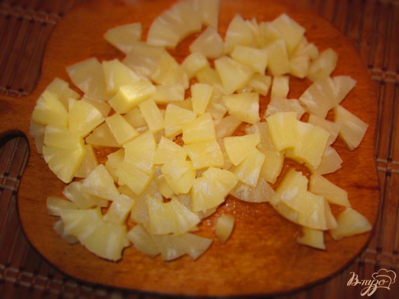 Фото приготовление рецепта: Салат с курицей, ананасом и грибами шаг №4