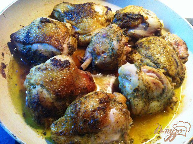 Фото приготовление рецепта: Жареные куриные бедрышки шаг №4