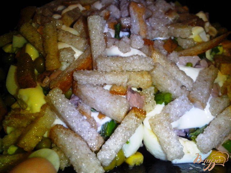 Фото приготовление рецепта: Салат с печенью трески шаг №4