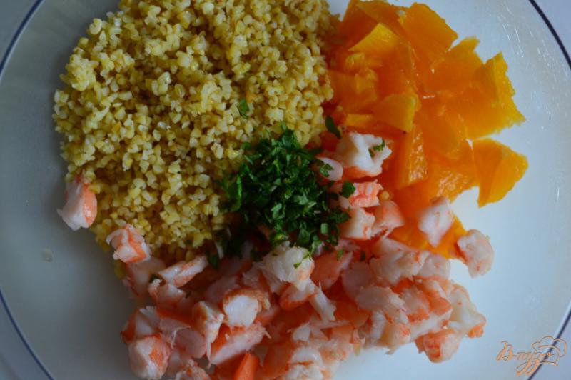 Фото приготовление рецепта: Салат с булгуром, креветками и апельсином шаг №2