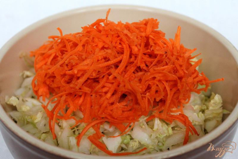 Фото приготовление рецепта: Салат из пекинской капусты и моркови шаг №2