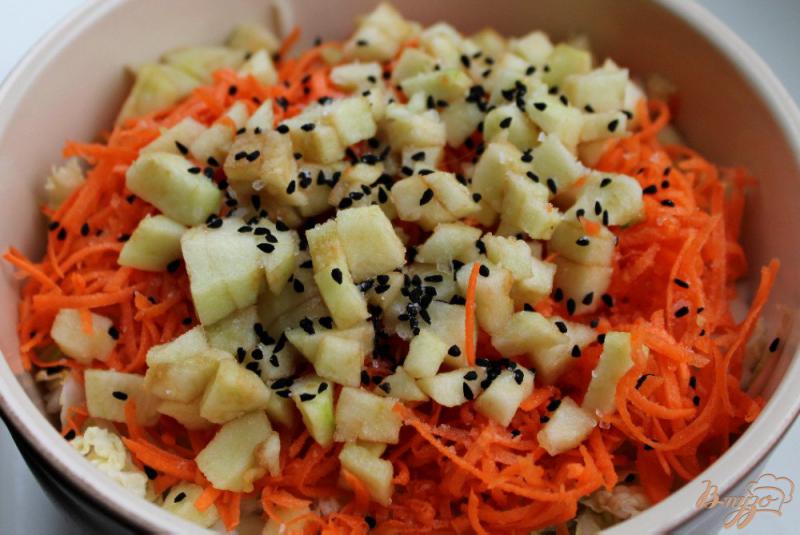 Фото приготовление рецепта: Салат из пекинской капусты и моркови шаг №4