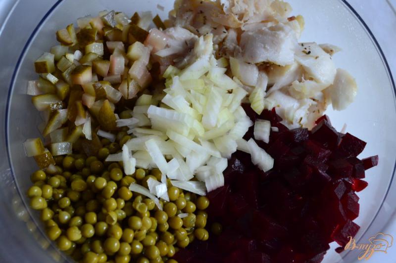 Фото приготовление рецепта: Рыбный салат со свеклой и зеленым горошком шаг №1