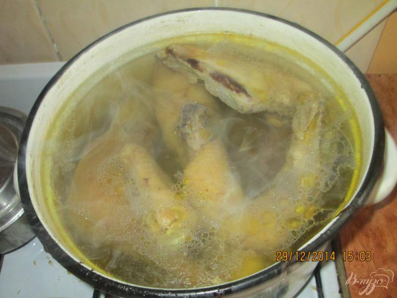 Фото приготовление рецепта: Холодец на свиной ножке и домашнем петухе шаг №3