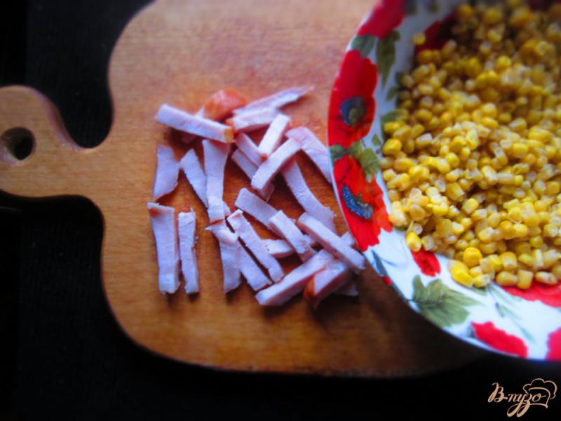Фото приготовление рецепта: Салат с кукурузой и балыком шаг №1