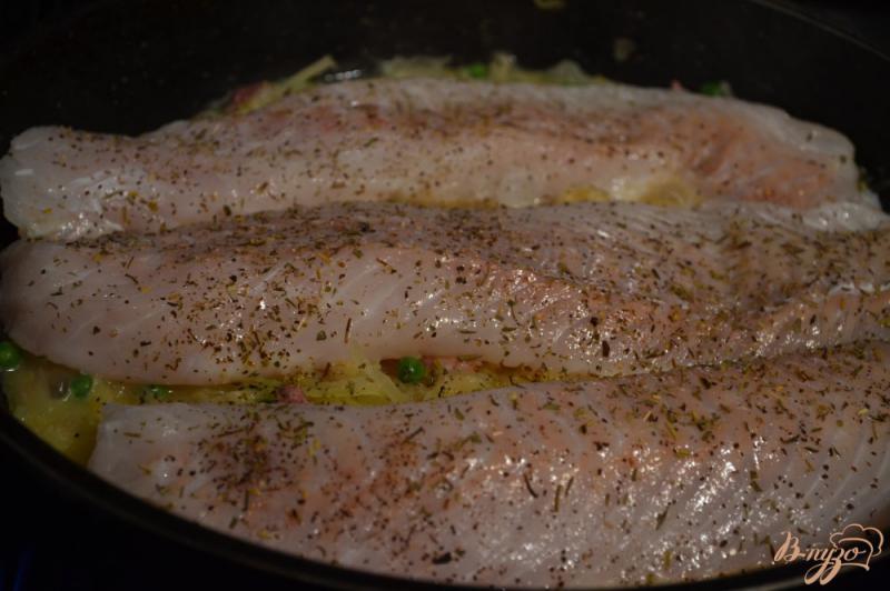 Фото приготовление рецепта: Рыба с гарниром из капусты шаг №4