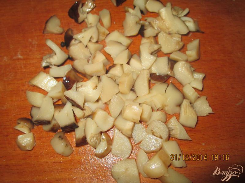 Фото приготовление рецепта: Салат с крабовыми палочками и маринованными грибами шаг №3