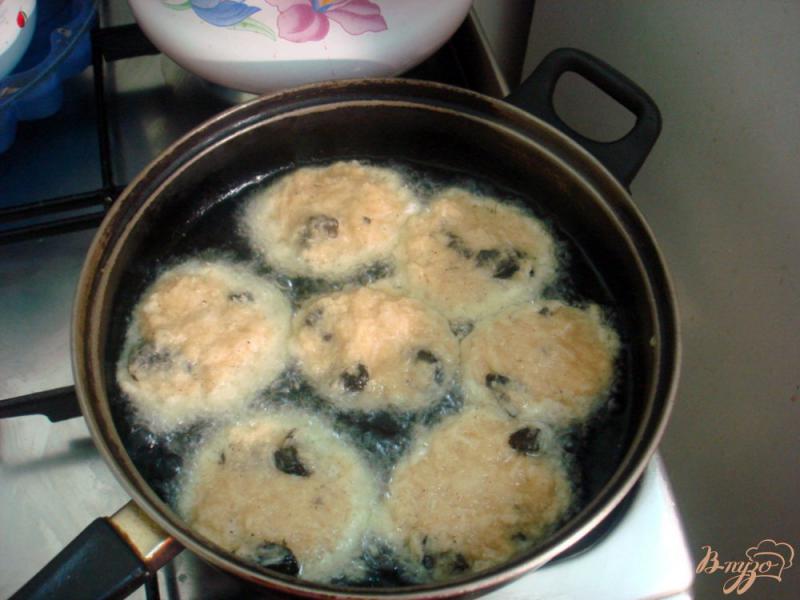 Фото приготовление рецепта: Драники с грибами шаг №4