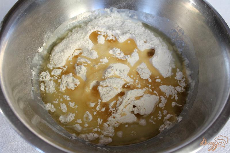 Фото приготовление рецепта: Блины с грибами и сыром шаг №4