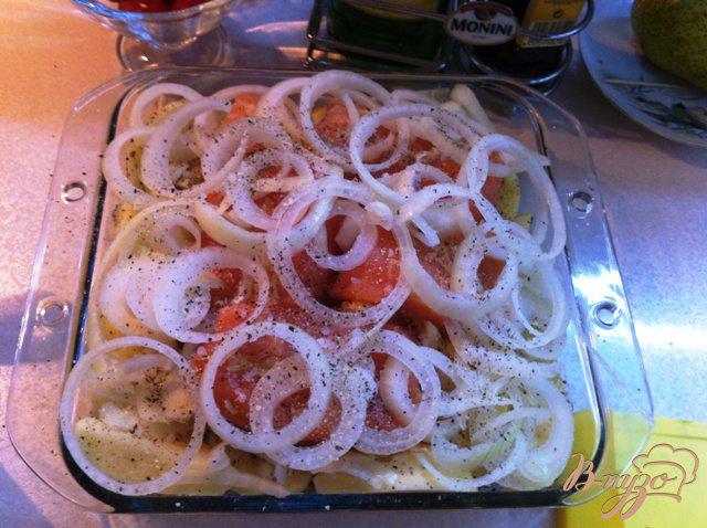 Фото приготовление рецепта: Запеченый лосось с картофелем и луком шаг №6