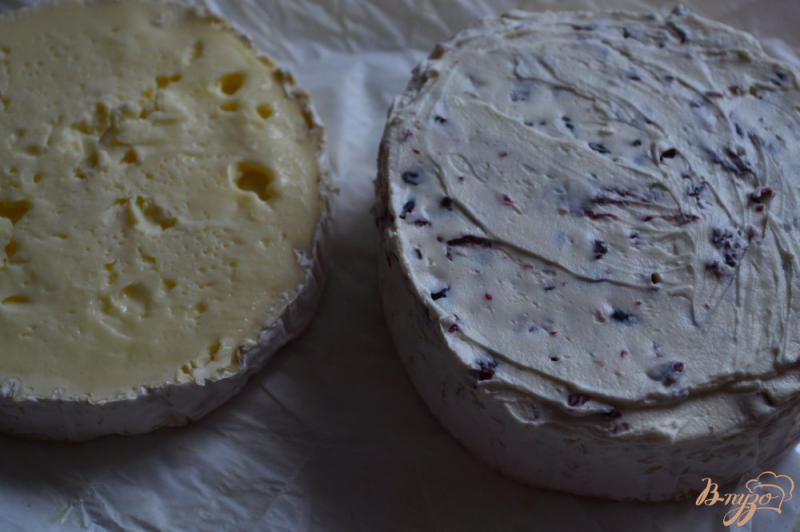 Фото приготовление рецепта: Закусочный сыр с начинкой из вяленой клюквы шаг №2