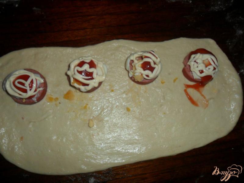 Фото приготовление рецепта: булочки с колбасой и яйцом шаг №2