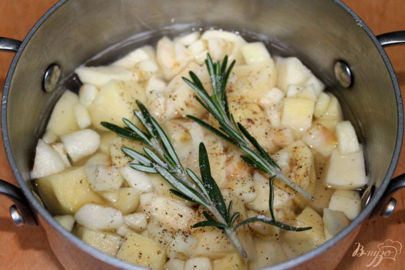 Фото приготовление рецепта: Картофель с яблоком и розмарином шаг №3