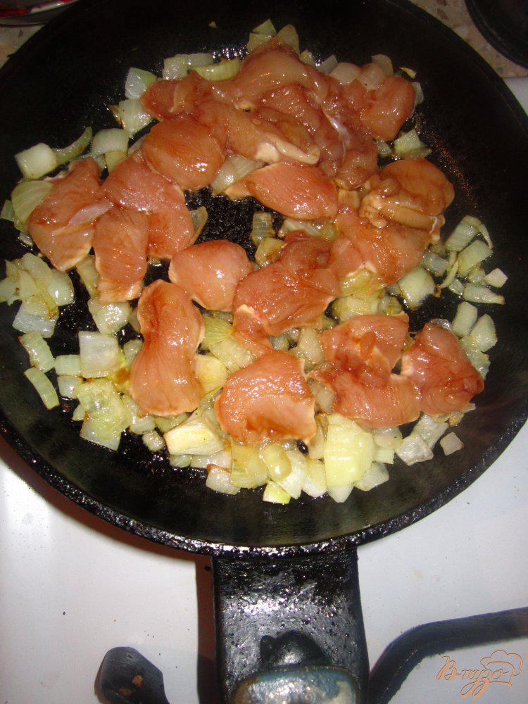 Фото приготовление рецепта: Куриное филе в соево-томатном соусе с цветной пастой шаг №2