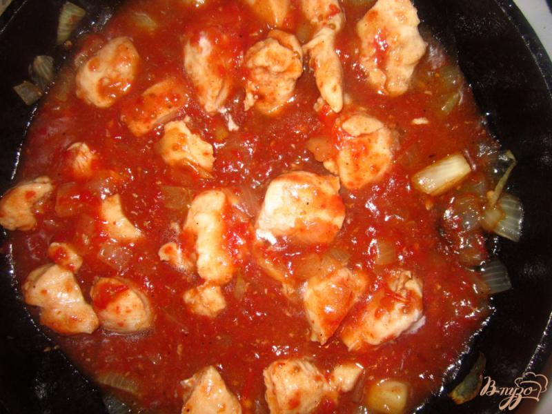 Фото приготовление рецепта: Куриное филе в соево-томатном соусе с цветной пастой шаг №3