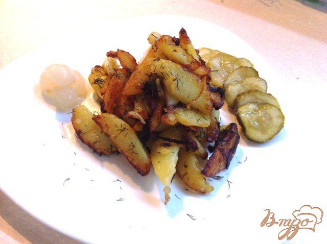 Фото приготовление рецепта: Жареный картофель с чесноком и луком шаг №7