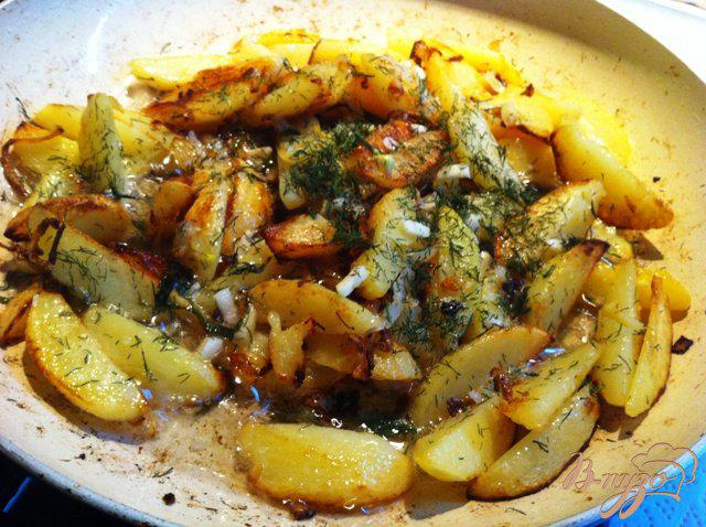 Фото приготовление рецепта: Жареный картофель с чесноком и луком шаг №6