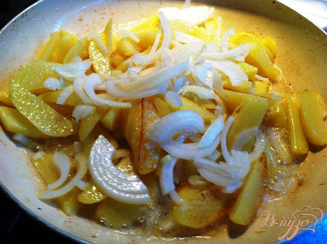 Фото приготовление рецепта: Жареный картофель с чесноком и луком шаг №5